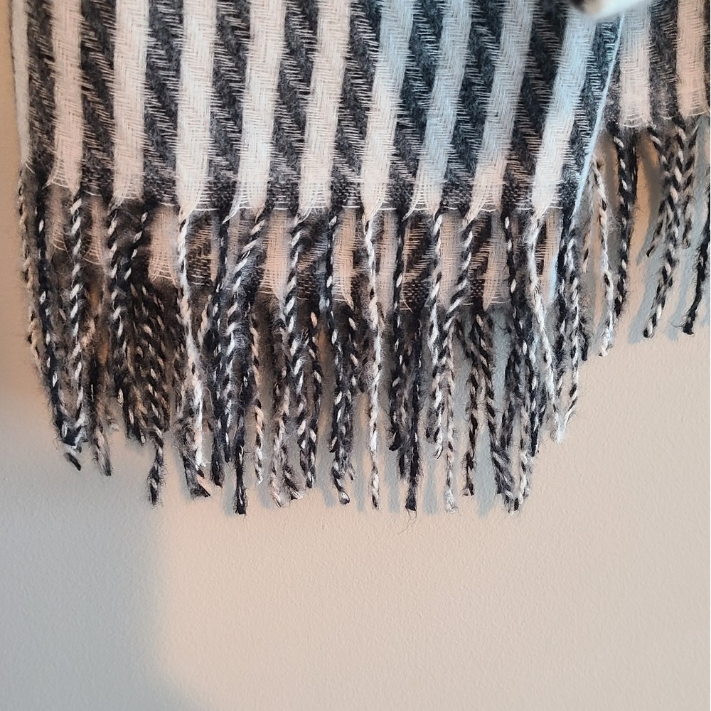 Time and Tru Black White Houndstooth Blanket Scarf Fringe One Size NWT - Picture 4 of 4